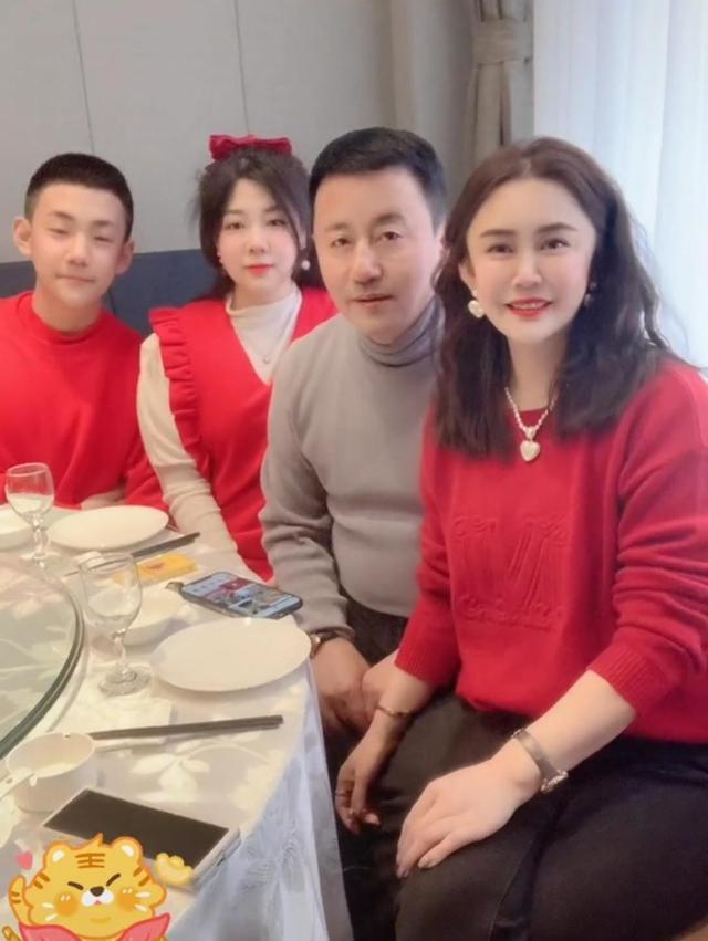 当网友感叹王小宝快六十岁还生孩子时,吴琼总是骄傲地夸赞老公身体好.