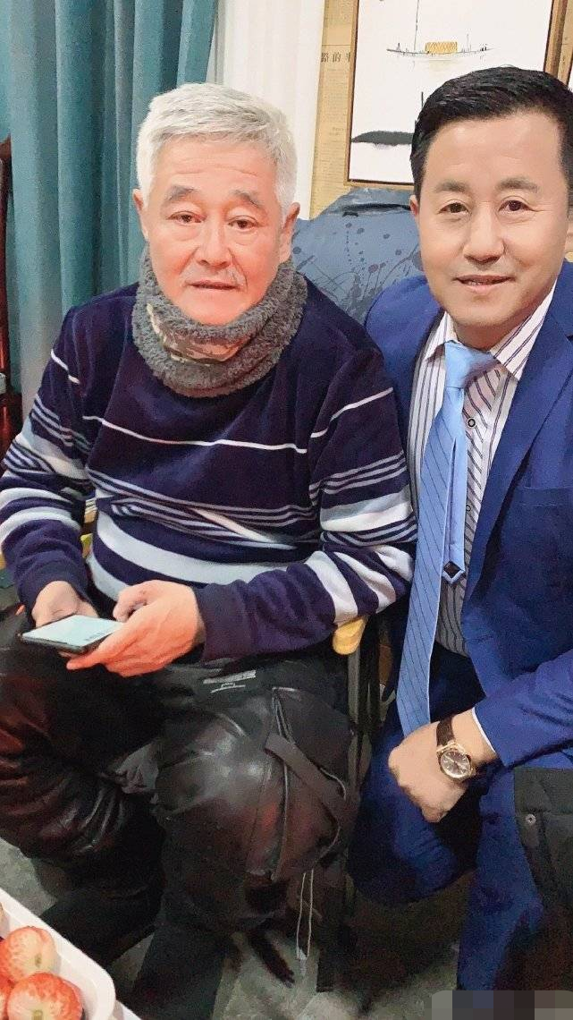 曝58岁王小宝老婆怀二胎,白嫩丰腴孕肚突出,涂指甲喝白酒引争议