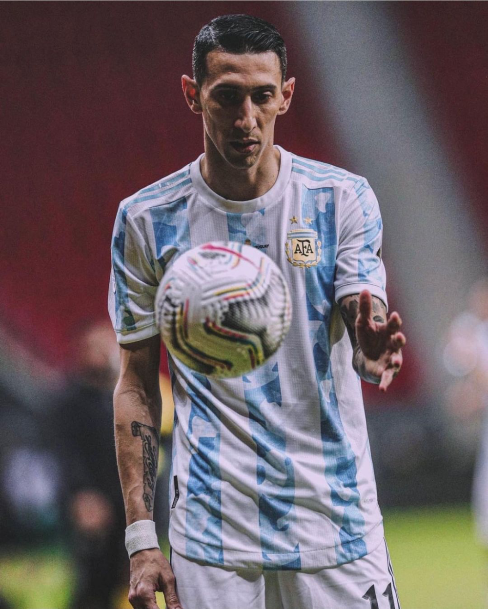 阿根廷球星迪马利亚亲笔暴雨狂风黑暗之间