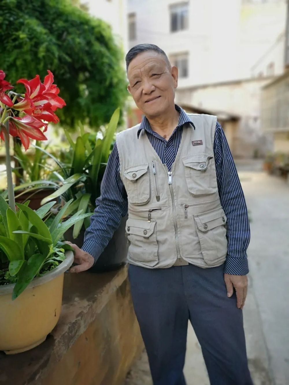 他1938年出生于洱源县凤羽镇,1962年大理师范毕业,分配到洱源县文化馆