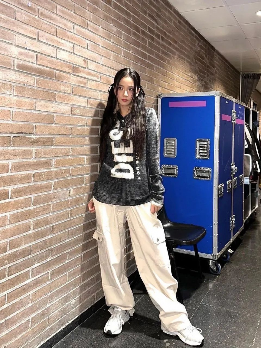 微博@明星机场私服其实不止是jisoo在穿