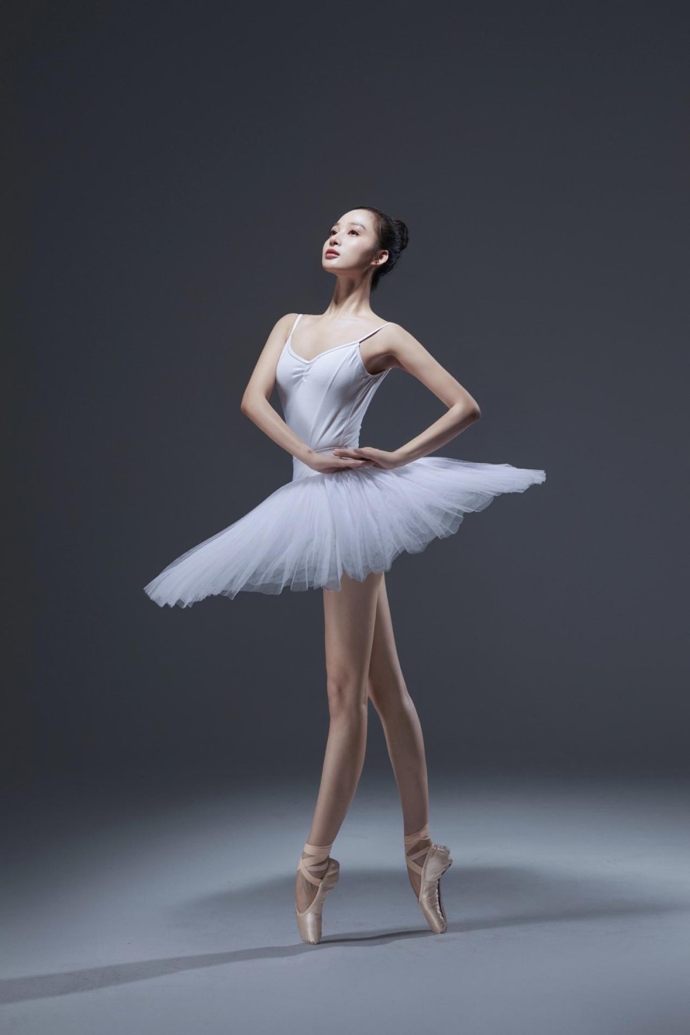 孙嘉璐随意一个踢腿动作,尽显芭蕾舞功底,气质优雅太耀眼_腾讯新闻