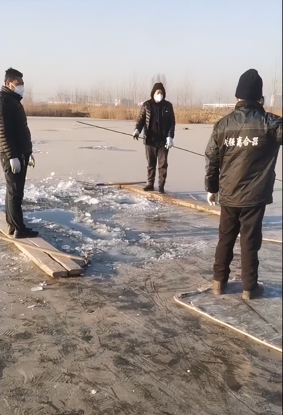 一冰钓者发现沉塘私家车车内司机已面目全非