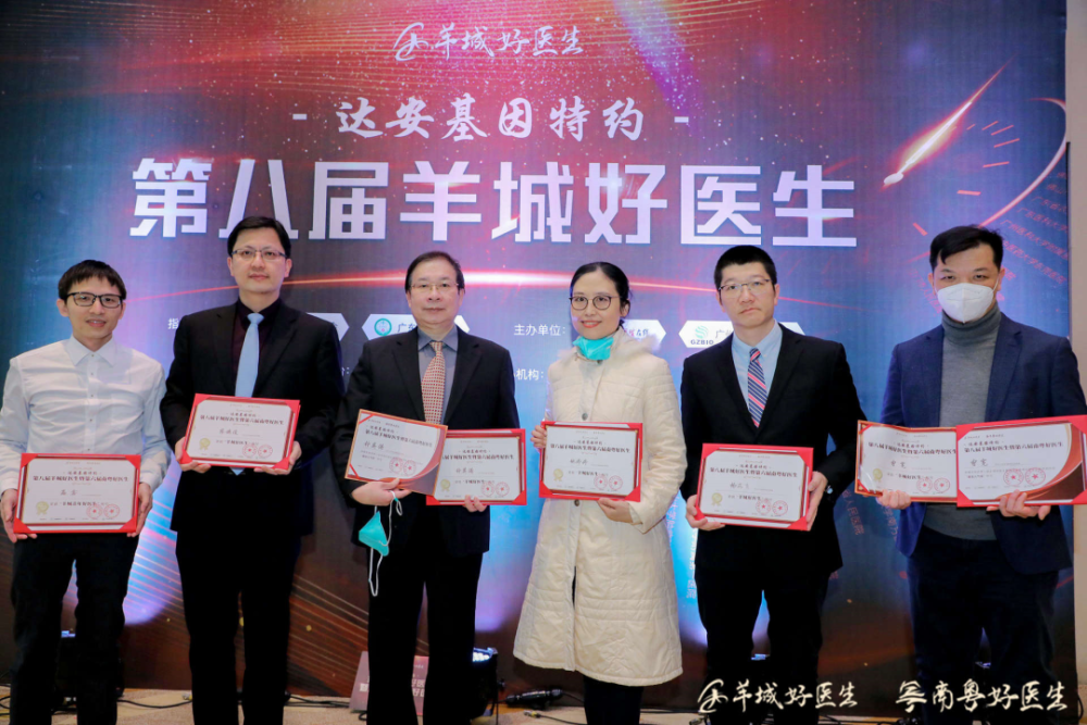 曾宽副教授(右一),杨正飞教授(右二),姚婷婷教授(右三),钟英强教授(右