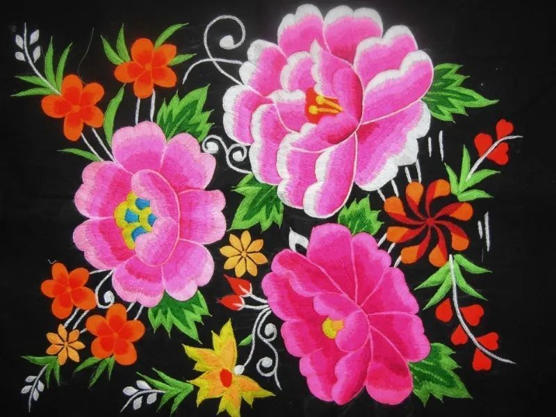 在彝彩服饰工作室里,张丽琼收藏的刺绣精品琳琅满目:清朝土司彝族