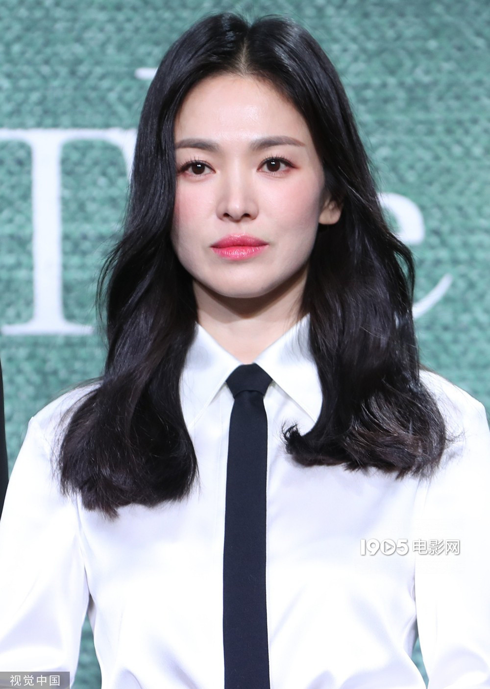 宋慧乔学院风现身新剧发布会暗黑少女范儿十足