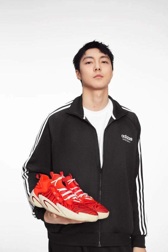 adidas 发布全新实战鞋,胡明轩 pe 首次亮相