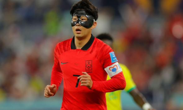 是人气巨星的待遇了,很多球迷前来送行,让孙兴憃签名时间长达40分钟