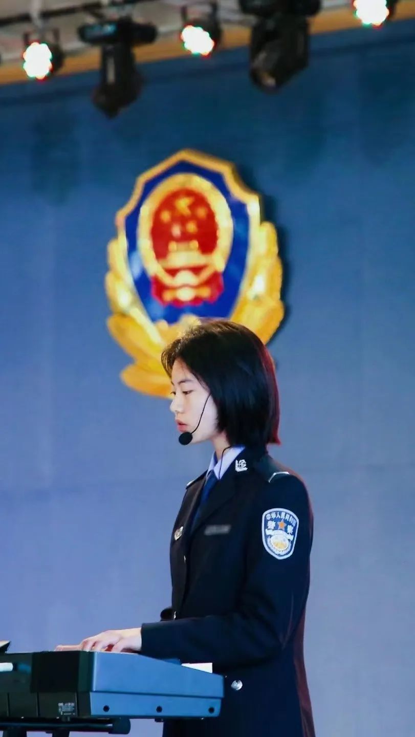 警院女生图鉴短发是藏蓝青春的代表作