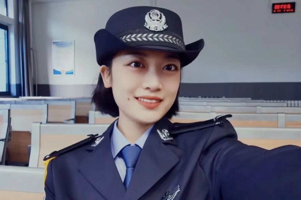 警院女生图鉴短发是藏蓝青春的代表作