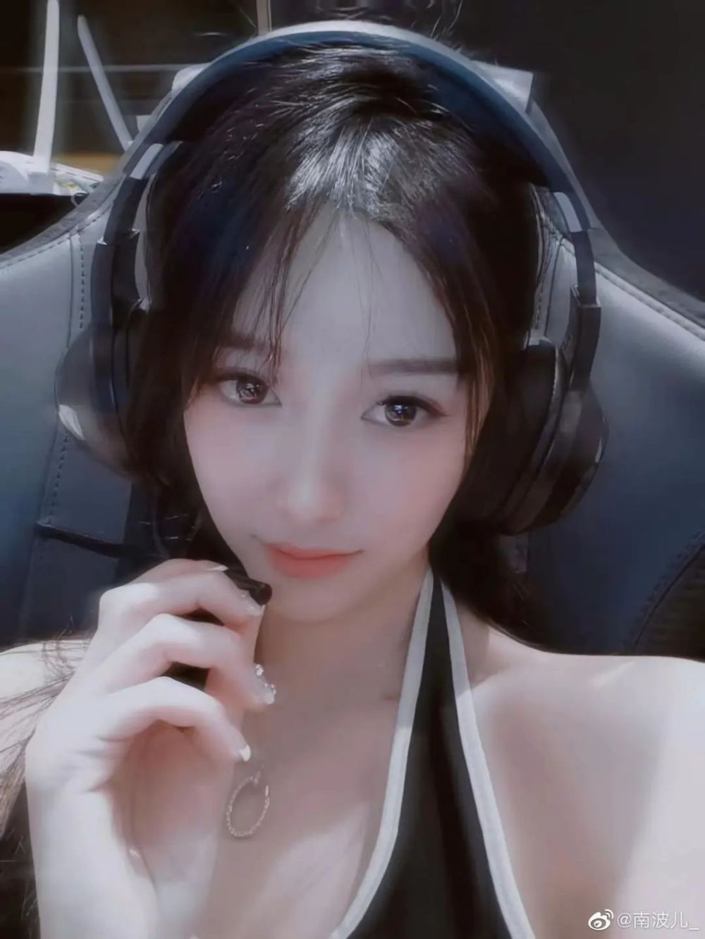 南波儿回归被质疑整容嘲讽c罗引网友不满她看球吗真晦气