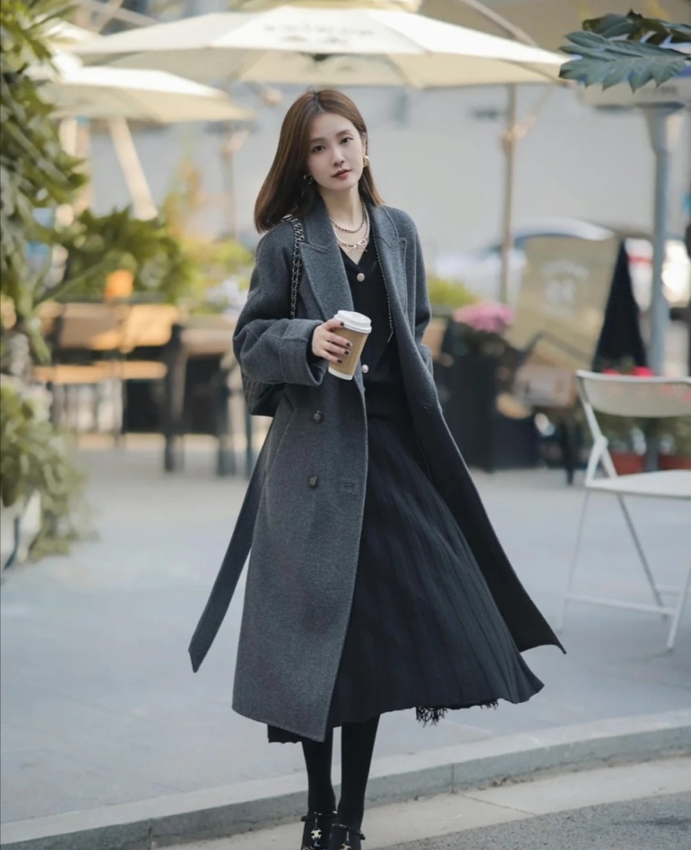 冬天穿黑色大衣太沉闷!试试这三种流行的颜色,时尚减龄又有活力插图2