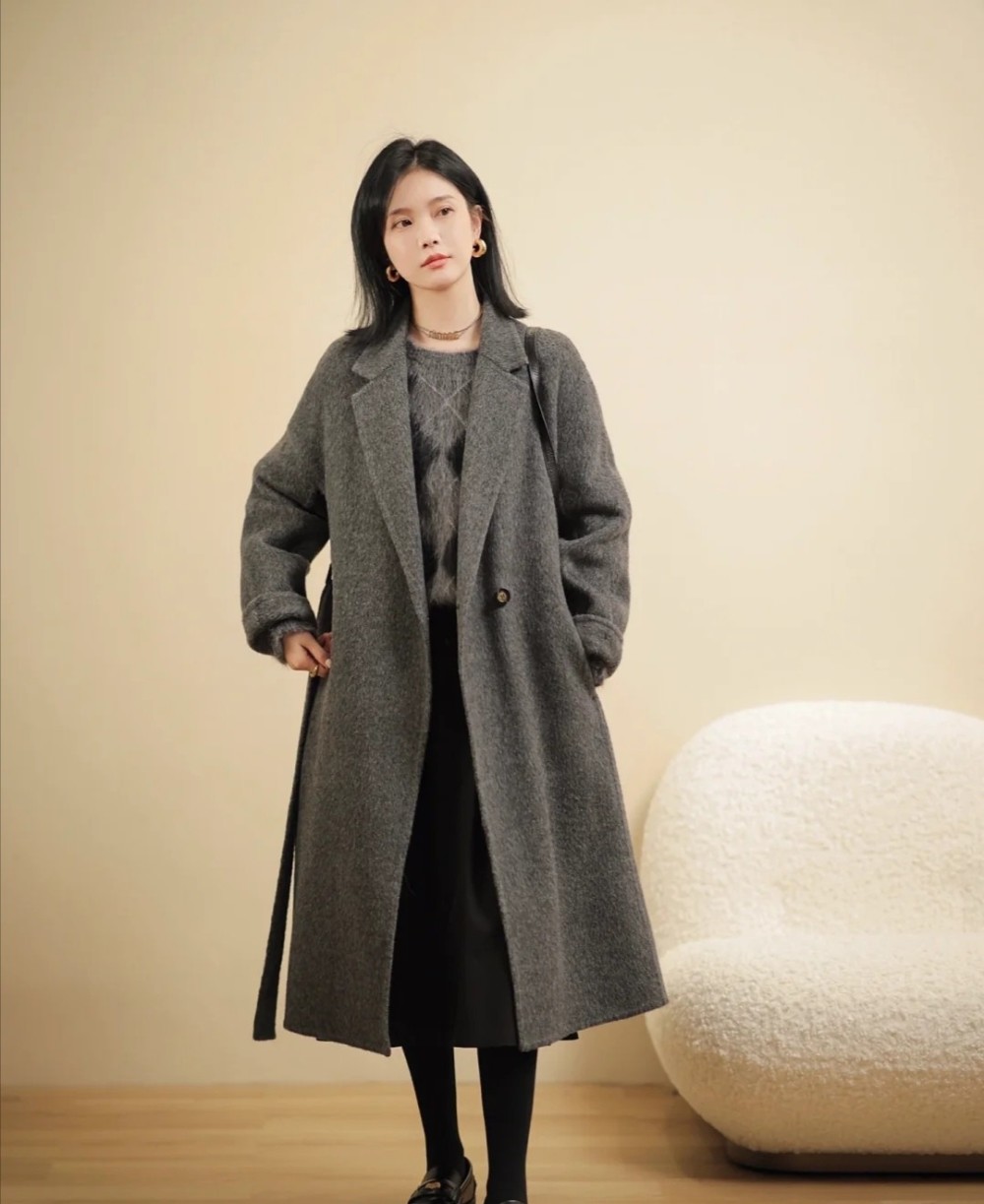 到了冬天,穿衣要美观,也得保暖,可以选用过膝类型的长款大衣与各式内