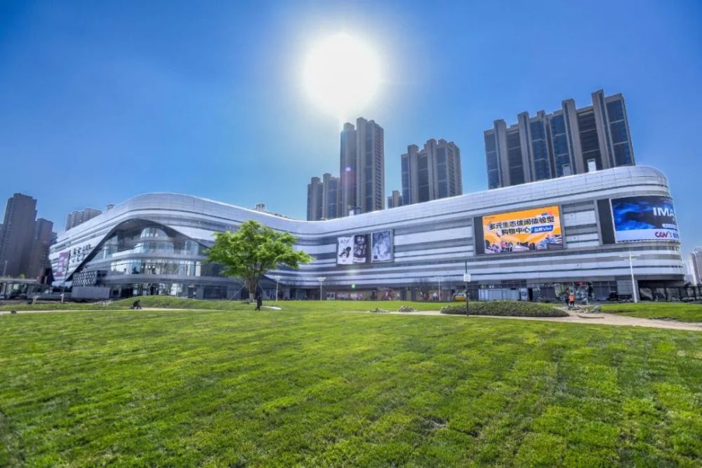 8万平方米的超大多元式户外生活广场,除了光影喷泉,健身活动中心,还配