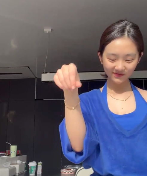 黄多多又被吐槽"太早熟",16岁的星二代,到底该穿什么?