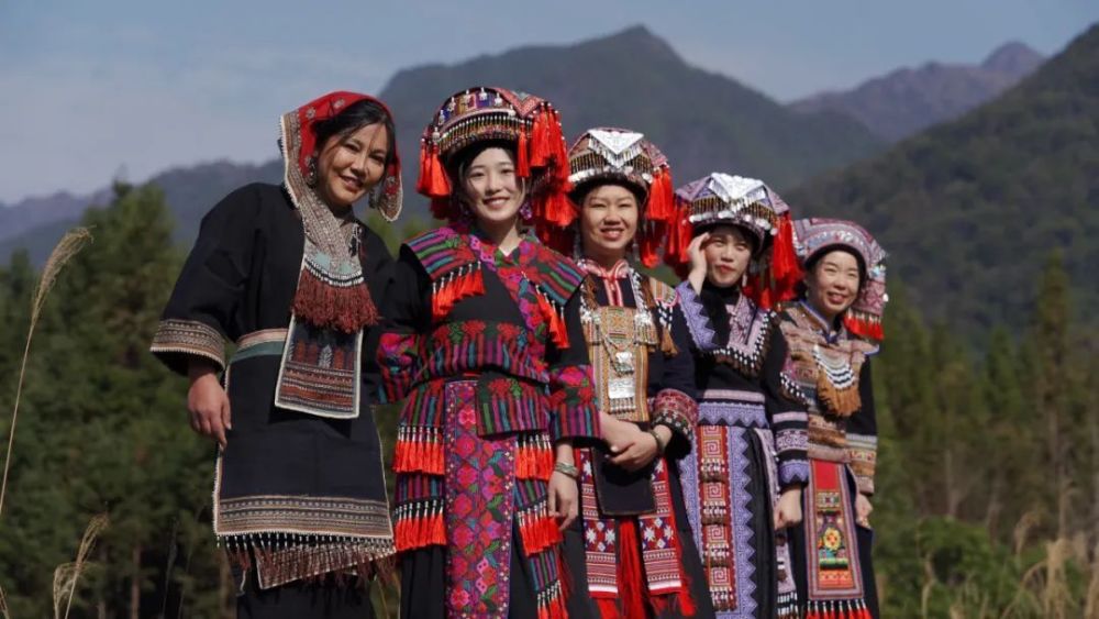 具有多年瑶族文化研究经验的恭城瑶族研究学会会长莫模林在看了周小小