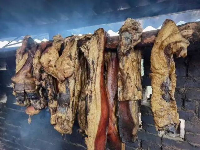 红亮紧实的腊肠,随处可见油光发亮的腊肉,景谷傣族彝族自治县的村村寨