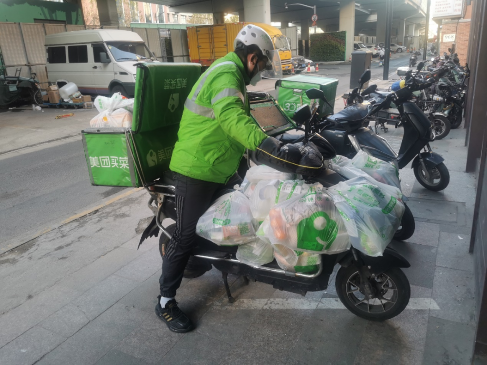 张天生是美团买菜上海静安中山北路站的骑手,28岁的他,在美团买菜工作