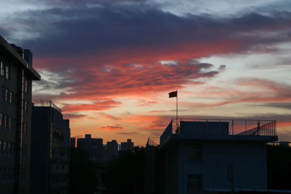 的景色抚平了同学们的情绪橘红色的落日,玫瑰色的晚霞天空高远澄澈