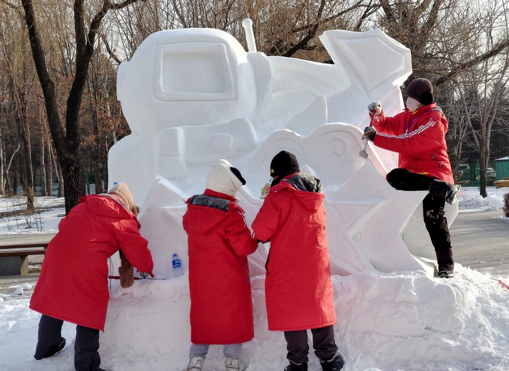 大學生打磨雪雕作品本屆太陽島雪博會打造以雪雕藝術為核心,互動體驗