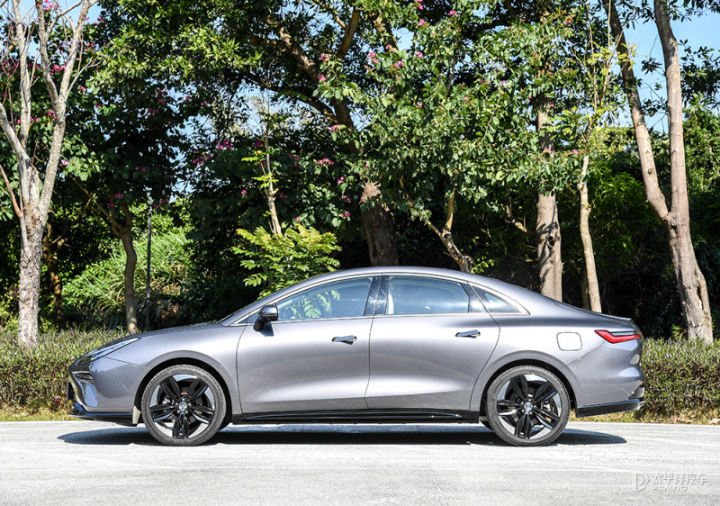 合创a06的车身尺寸为4965x1920x1520mm,轴距为2850mm,属于正常尺寸的