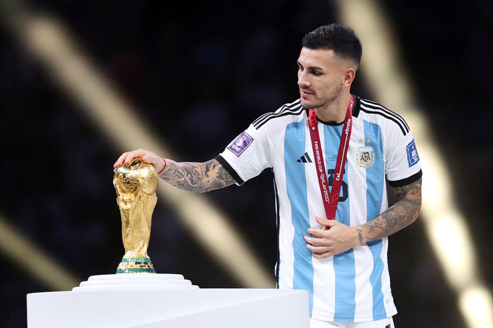 这是梅西的"右护法","德保西"的同行.但不得不说,帕雷德斯是真的帅气.