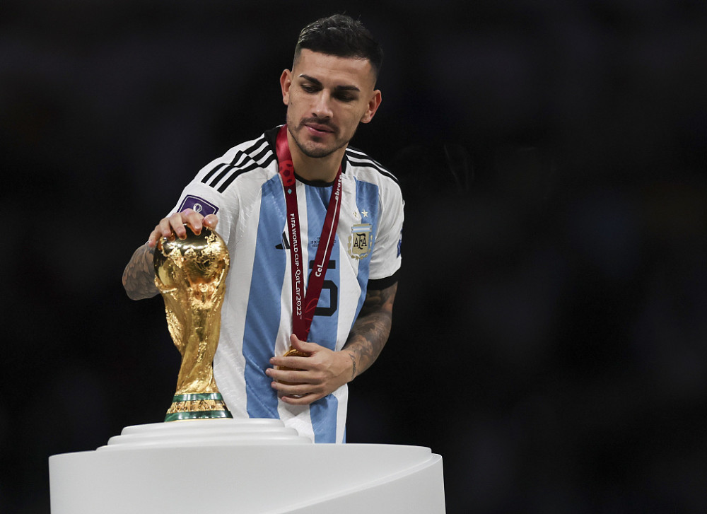 这是梅西的"右护法","德保西"的同行.但不得不说,帕雷德斯是真的帅气.