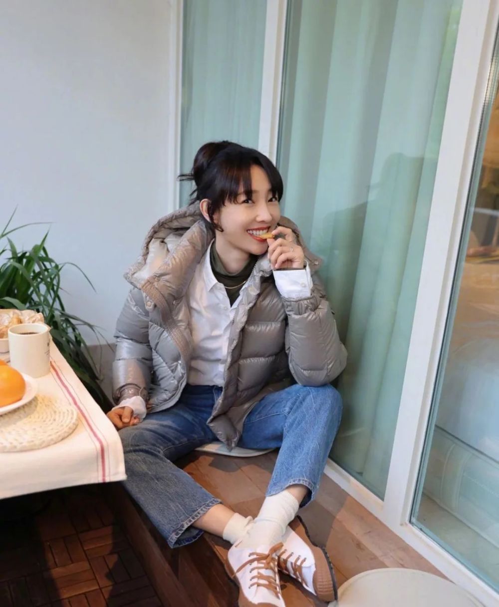 白百何是娱乐圈的时尚博主吧!鞋子包包都是惊喜,好会穿插图