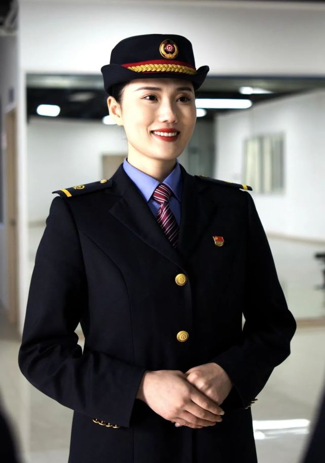 开展业务技能培训精心组织乘务员品牌营销等方面入手应急演练,服务
