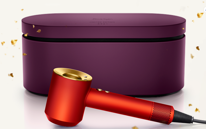 据介绍,该吹风机采用黄玉橙色机身,搭配璀璨金箔圆环,紫色包装盒与