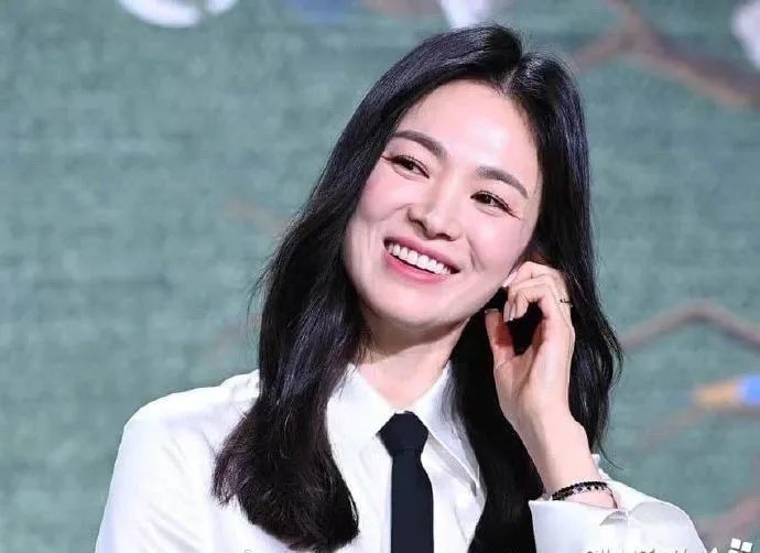 41岁宋慧乔出席新剧发布会,冻龄女神气质不再,网友:岁月不饶人_腾讯