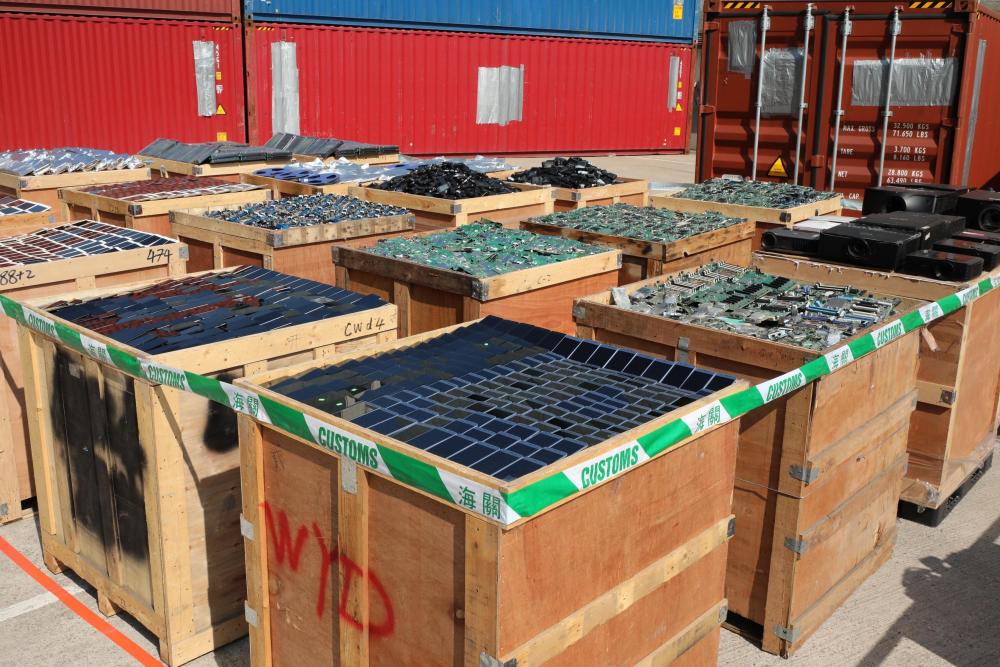 香港海关侦破远洋船走私案件检获2亿港元货物包括黑胶产品药物等