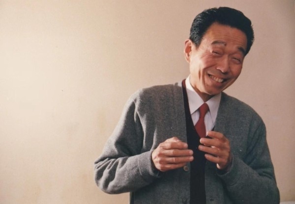 周柏春先生带着响亮的哭声来到人世间;以后的六七十年,他(和姚慕双)用