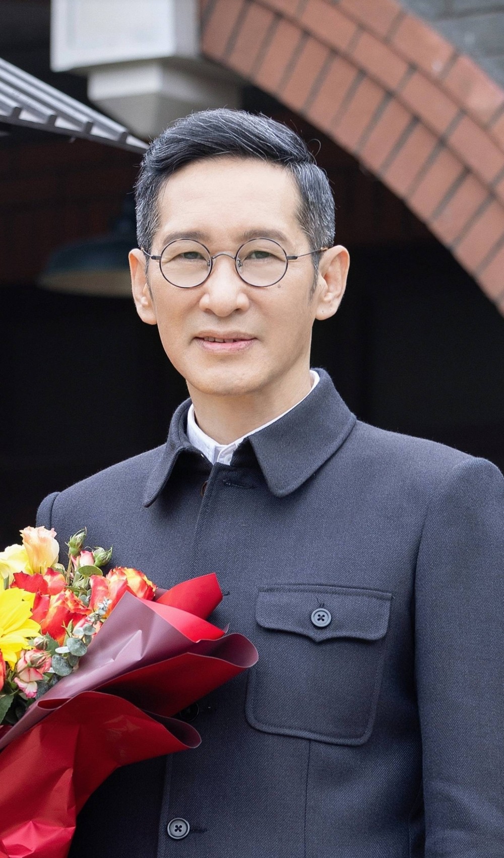 演员王劲松母亲新冠去世,以后再打不通妈妈电话,父亲也在高烧中
