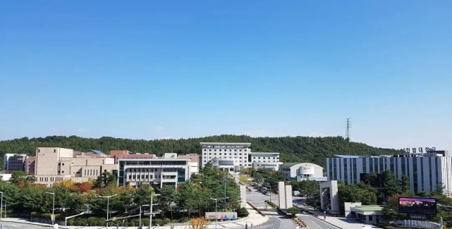 国立韩巴大学忠南大学创建于1952年5月25日,建校伊始仅有文理科学院