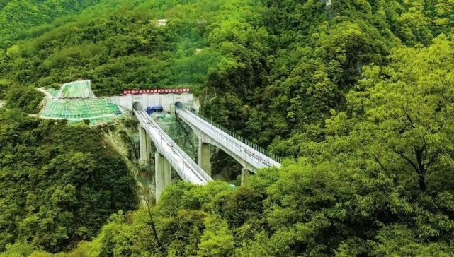 成兰铁路是国家"八纵八横"高速铁路规划网"兰广"通道的重要组成部分