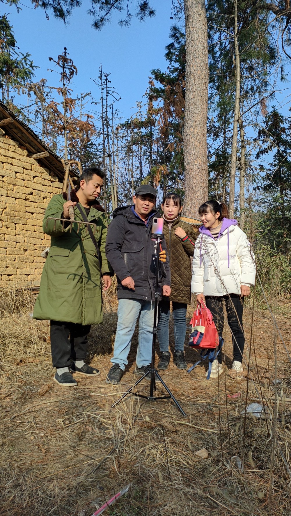 四位农民组团自拍自演乡音带货,新洲"乡村苕哥"网红队助家乡增收