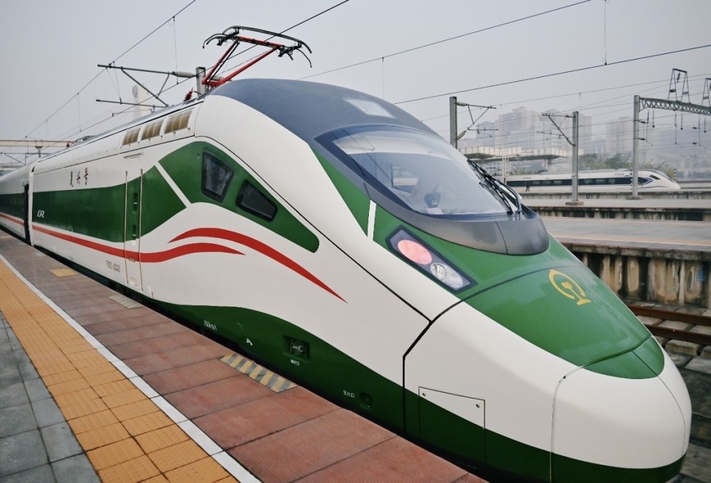 红星新闻记者在成都南站见到了初次亮相的新型cr200j"复兴号"动车组