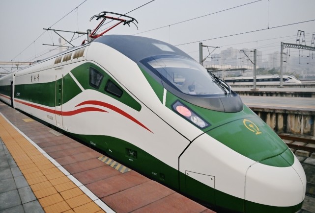 试跑新成昆铁路,新型"复兴号"动车组亮相!