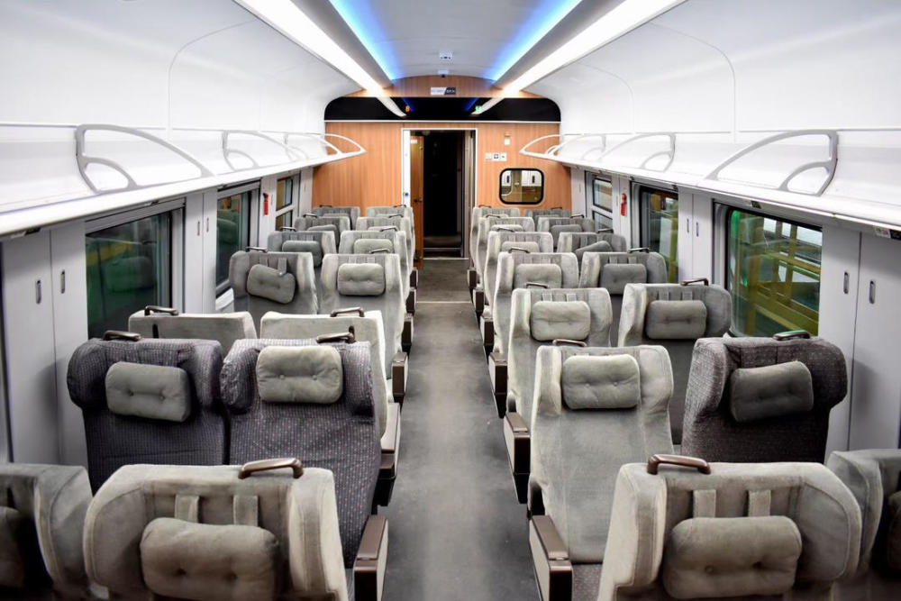 试乘新成昆铁路新型复兴号动车组亮相