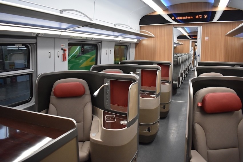 投用于新成昆铁路 新型cr200j复兴号动车组首次上线_腾讯新闻