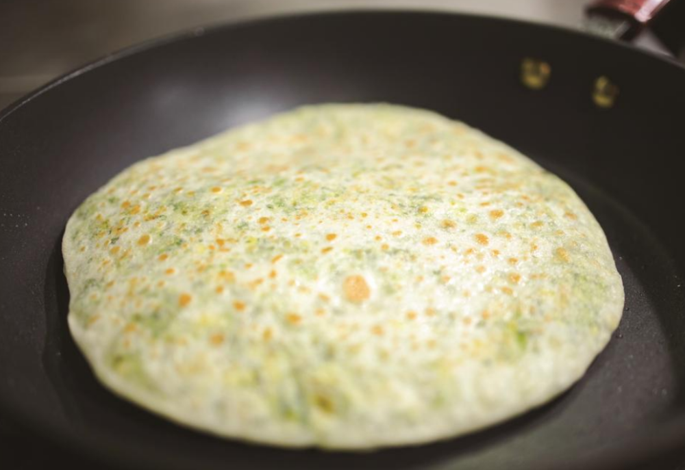 两面黄麦饼看起来绵软柔嫩,微黄不焦,吃进嘴里香