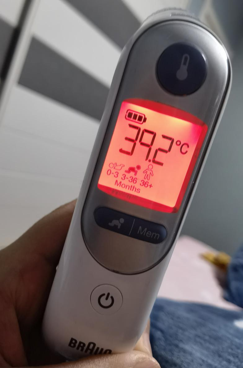 由于高烧,女儿有点蔫,玩啥都提不起兴致.一量体温已经烧到39.