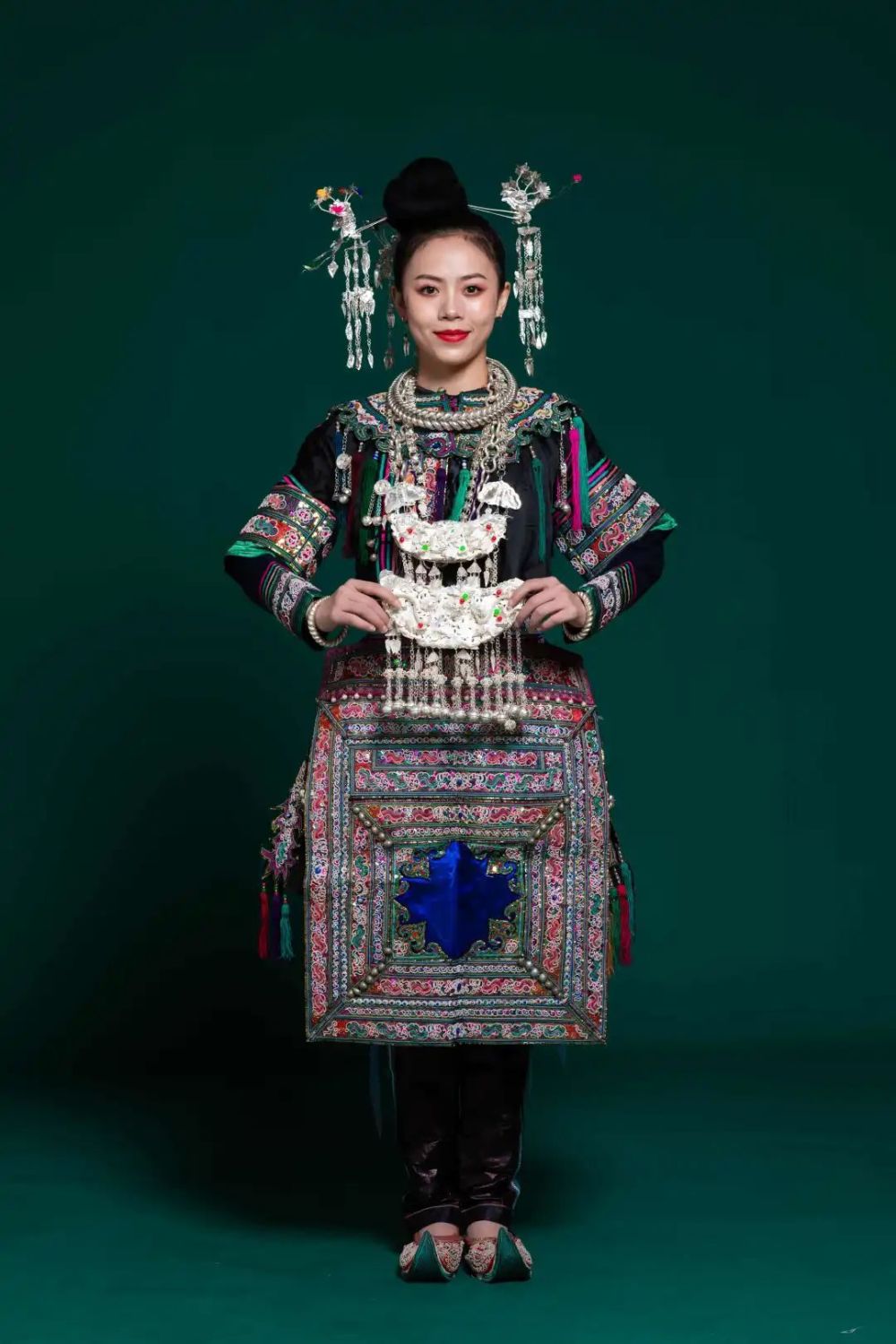 大塘式苗族女盛装主要分布在黔东南雷山县,丹寨县的一些乡镇,上衣为宽
