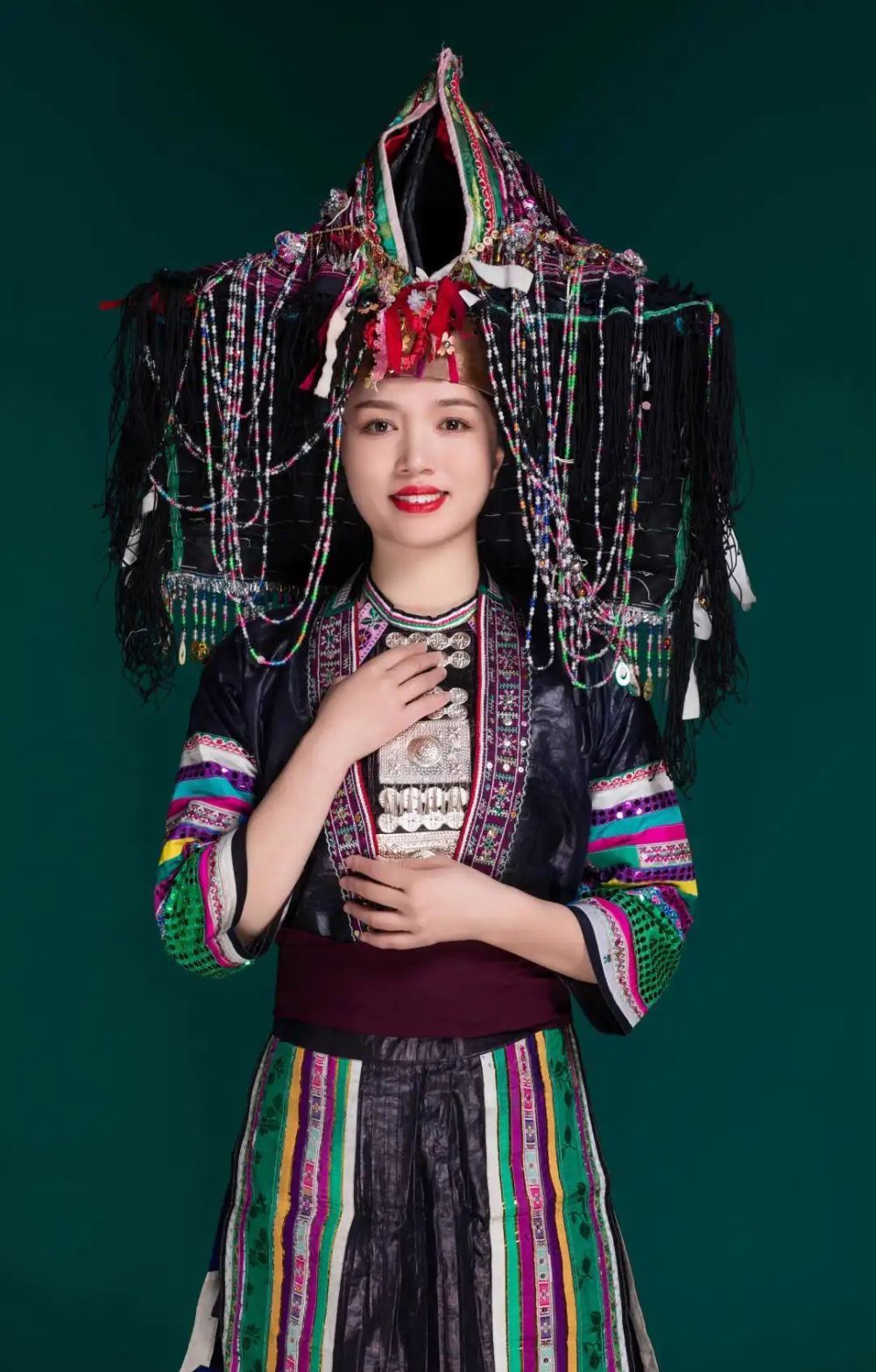 从江翠里瑶族服装是黔东南较有特点的瑶族服饰,头戴高大的挑花穗珠