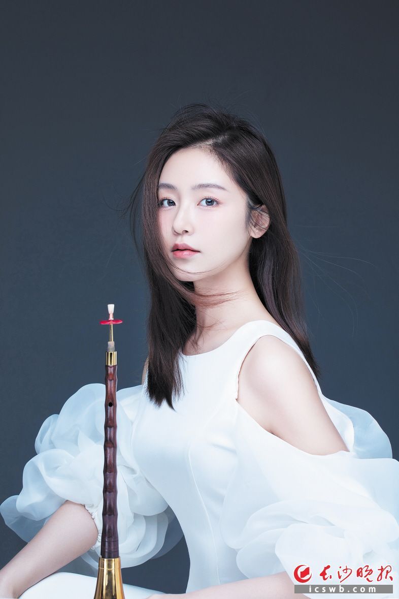 作曲,音乐制作于一身的青年才子张梦,演奏的保留曲目不仅囊括了大量笙