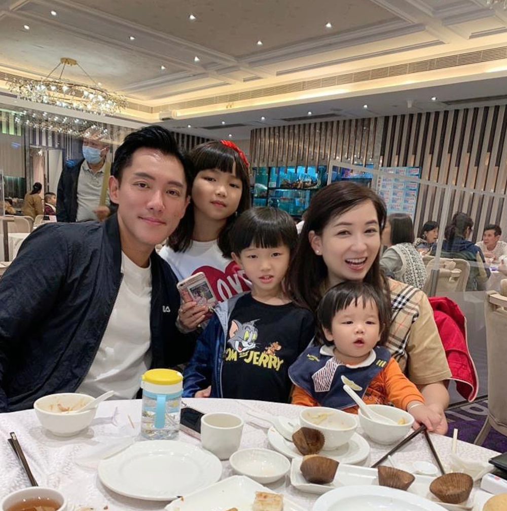 tvb男艺人张颖康放假一家人开心享受家庭乐时光_腾讯新闻