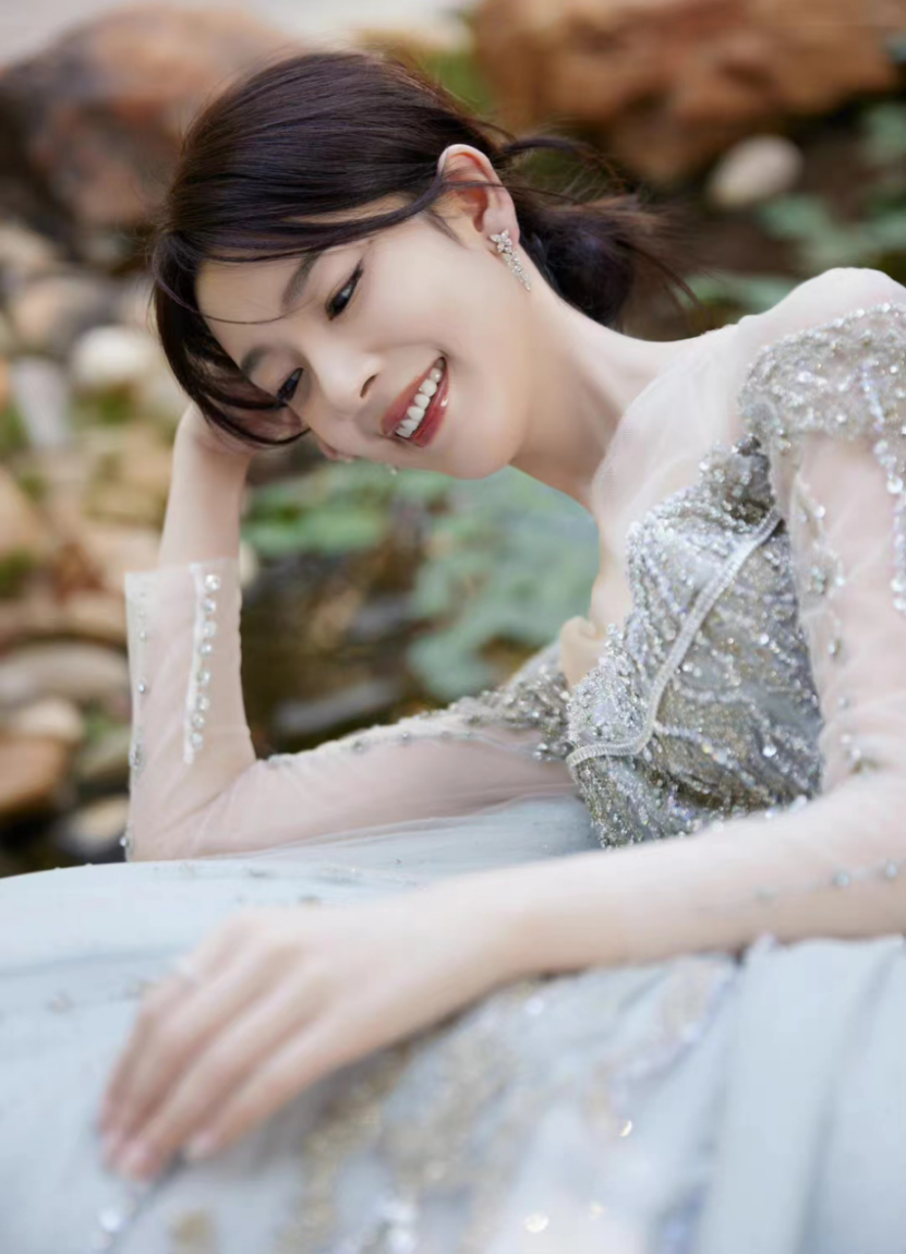 海南节女星红毯,佟丽娅亮片裙性感,颜丙燕身材丰腴