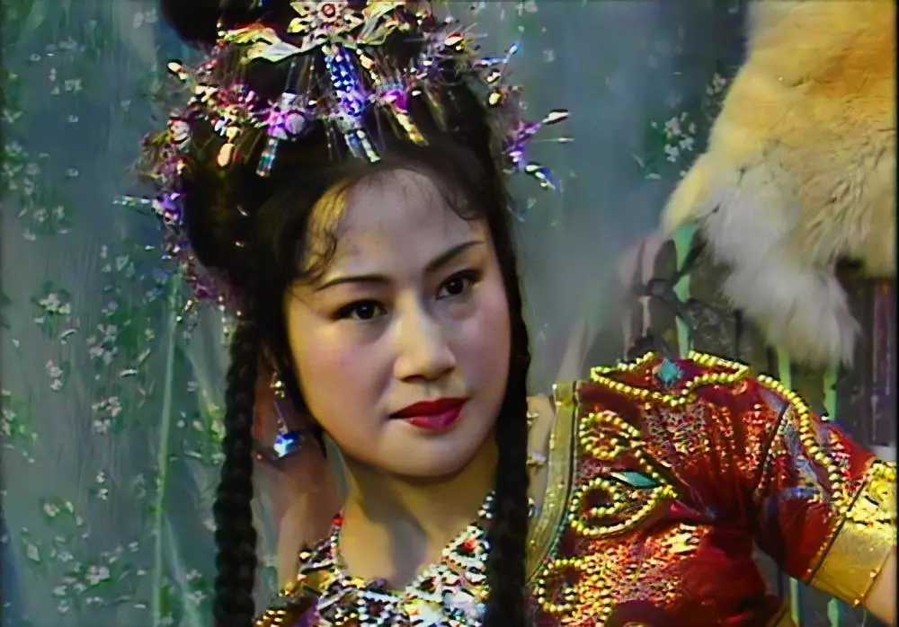 最令人遗憾的还是"铁扇公主"王凤霞,年轻时候的她很拼搏,4岁就开始