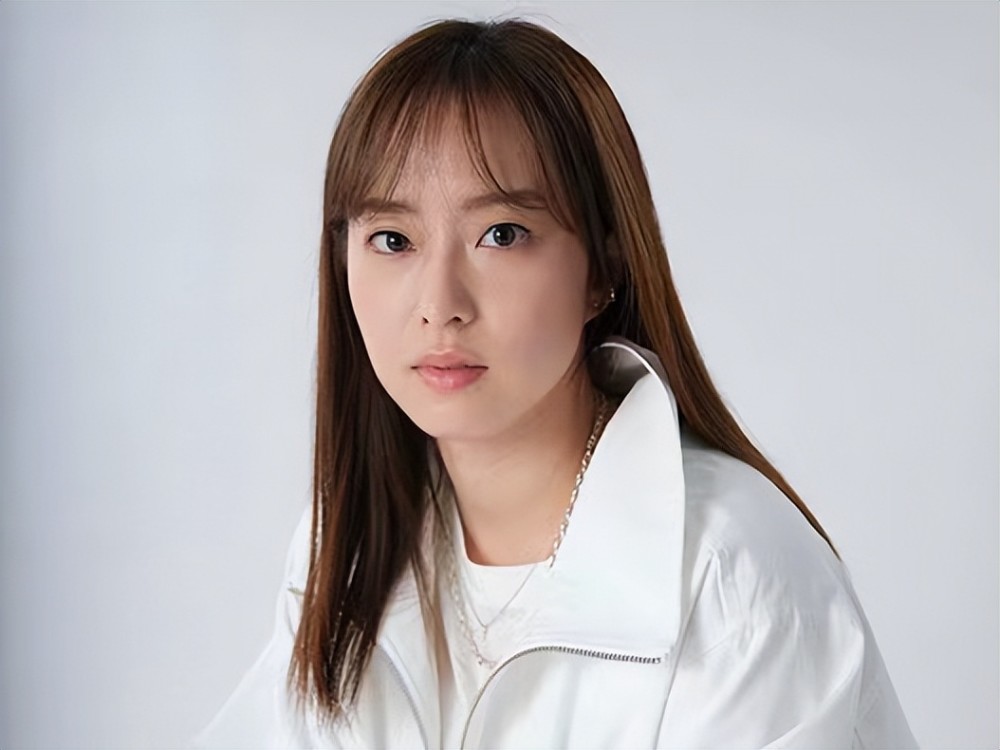 石川佳纯梳着披肩发,女人味十足_腾讯新闻